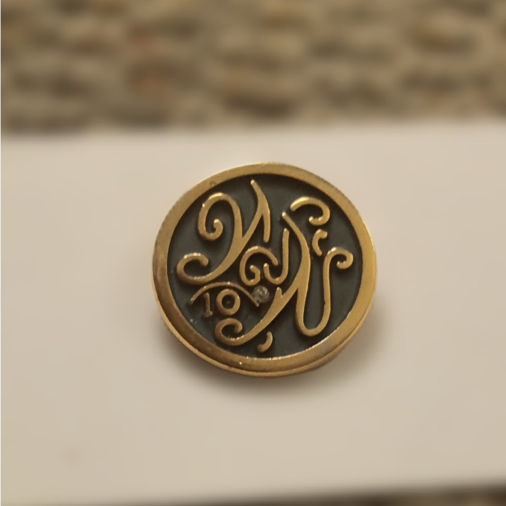 VINTAGE WEIGHT WATCHERS PIN 10 YEAR AWARD GOLD TONE WITH BLACK 1963